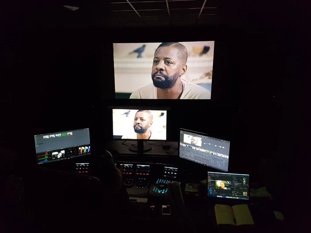 Video kurgu ve renk düzenleme yapılan post prodüksiyon stüdyosu